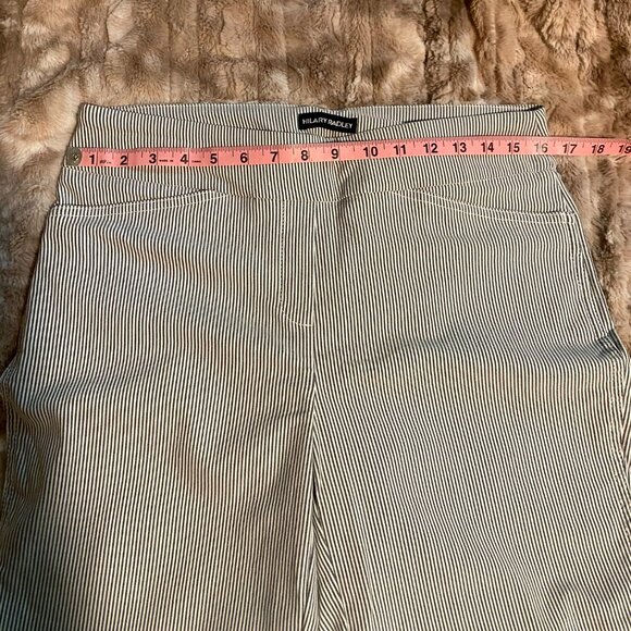 Hilary Radley Ladies' Bermuda Pull-On Short Size Medium - Picture 7 of 7
